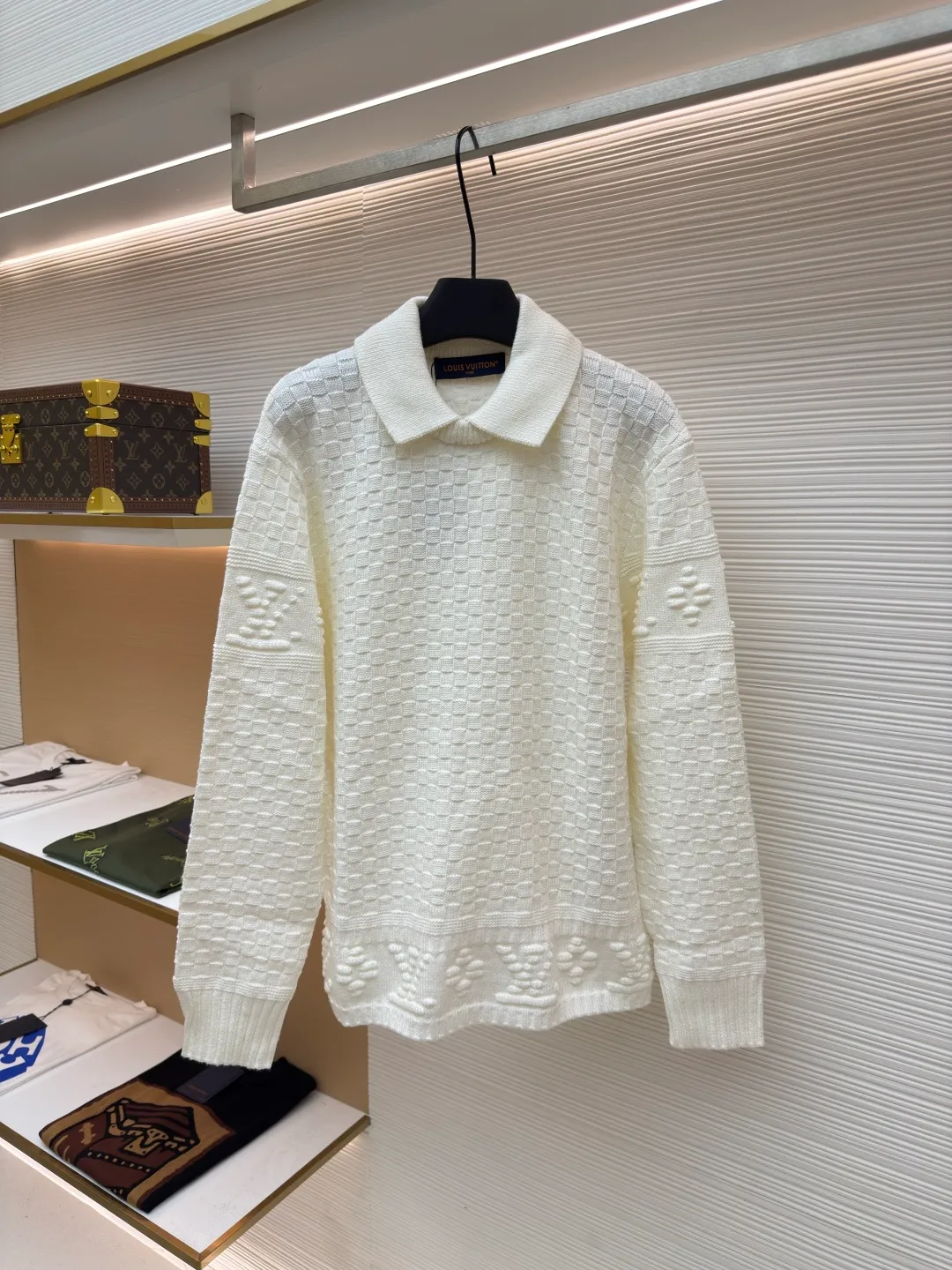 LOUIS VUITTON checkerboard embossed sweater ●Original version: purchased and developed for 12100 ●Item number: 1680746-B50 ●Fabric: crown yarn fabric ●Technology: embossed production ●Version: fitted version ●Weight: about 735 grams ●Size: XS-S-M-L ●Description: We use custom-made high-quality crown core yarn. Currently, there is no stock of yarn with this feel on the market. The core-filled yarns on the market are all cotton-containing, which is rather hard and cannot achieve the effect of the original version. The color presented is very different from the original version. Our customized core-filled yarn has a lot of manufacturing processes. It requires spinning out the raw material core, and then hooking the yarn on the machine for secondary processing and threading the raw material core! The machine cannot rotate too fast, as it will easily cause the thread to spin out, and once it does, it will be useless! After the dyeing is done, you can only use high-temperature dyeing tanks. If the temperature is not enough, the yarn will be dyed unevenly! High-temperature vats are rare in general dyeing factories! Generally, it takes 12 hours for dyeing to enter the vat, and several hours for drying at low temperature when it comes out. If the temperature is too high, it will be scrapped; after dyeing, it can only be done with a slow machine, and fast machines are prone to problems with thick and thin hair horizontal bars. In order to restore the effect of the original version to the maximum, the LOGO is exactly the same as the original version. The fabric pieces are woven at a parallel and even speed using a machine imported from Germany worth 47W. Each piece takes 270 minutes. All knots during the weaving process will be manually processed without traces. The knot-free rate is as high as 95%. It will not be woven like those ordinary computerized flat knitting machines. In order to rush the goods efficiently, the speed is turned to the limit. The stitches of the knitted pieces are different in size, pattern and pattern. The overall wiring is straight and delicate, the fabric is comfortable and soft, and the color is consistent without color difference. It can be matched with the same style to create a fashionable look and control various occasions. Customized accessories, complete with three standards, same style for men and women!